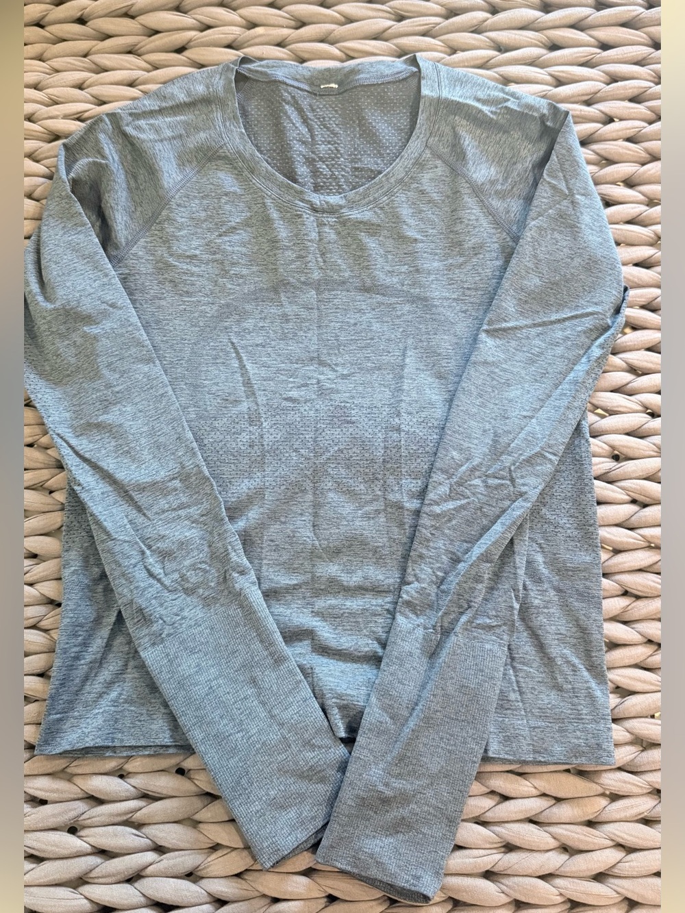 Lululemon Swiftly Tech. Race length. Size 8. Gray blue
